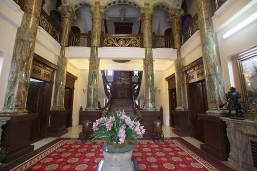 Một không gian rộng lớn với mái vòm cao ngay khi bước vào tòa nhà