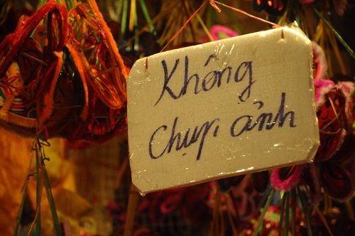 Do lượng khách quá đông, nhiều cửa hàng ở Hàng Mã phải treo biển không chụp ảnh