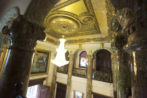 Trần nhà được mạ đồng với họa tiết cổ điển