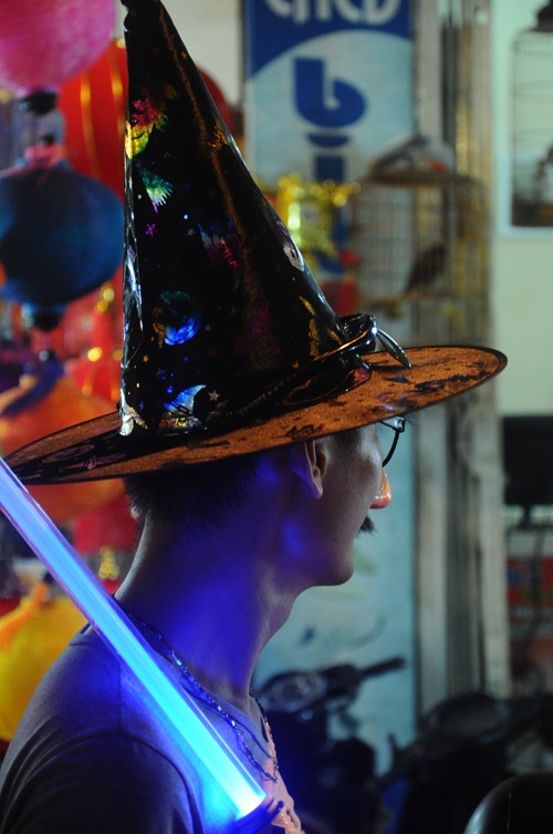 Nhiều người thích thú với việc hóa trang với mũ phù thủy và gậy ánh sáng