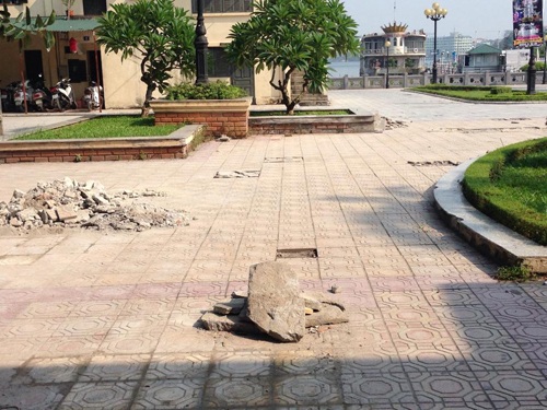 Cận cảnh vườn hoa Lý Tự Trọng nát bét vì “làm đường” cho dân chơi - 4 Cận cảnh nát bét vườn hoa Lý Tự Trọng vì “làm đường” cho du thuyền “bức tử” hồ Tây