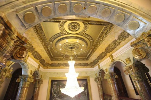 Trần nhà được mạ đồng với họa tiết cổ điển