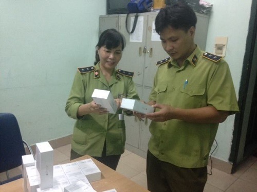 Lô iPhone 6 trị giá 500 triệu đồng bị bắt giữ tại Hà Nội - 1 Lực lượng quản lý thị trường tiến hành lập biên bản số iPhone 6 lậu