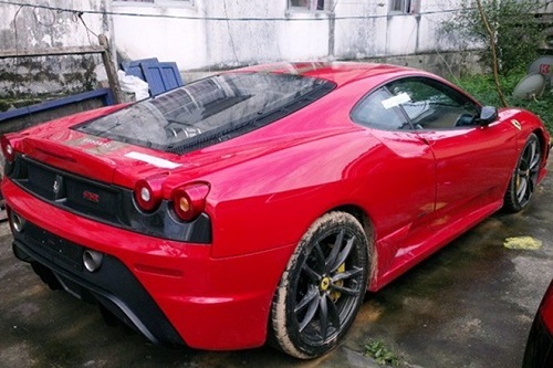 Dàn xe khủng “đắp chiếu” của đại gia vướng vòng lao lý - 5 Một chiếc Ferrari F430 Scuderia còn rất mới bị tạm giữ