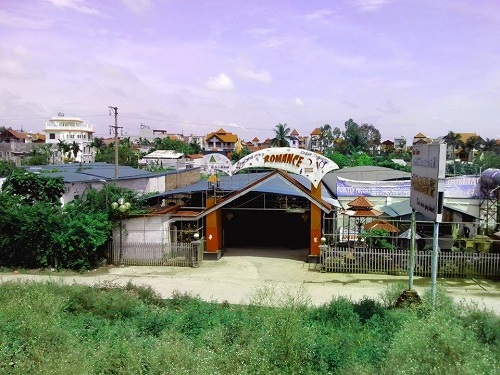 Dãy nhà được xây dựng để mở quán karaoke