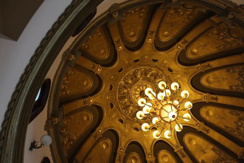 Đèn chùm được thiết kế đi liền với mái vòm đồng tạo không gian ấm cúng