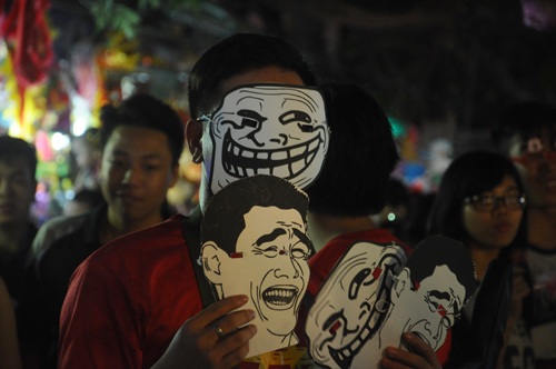 Một kiểu mặt nạ theo phong trào của giới trẻ mới xuất hiện ở chợ trung thu năm nay