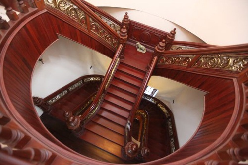 Hệ thống cầu thang uốn lượn tinh tế