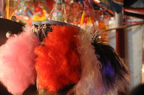 Bên cạnh đó là các mặt hàng để hóa trang như tóc giả