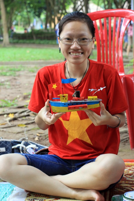 Nguyễn Thu Trang (lớp 10 trường Lương Thế Vinh) khoe con thuyền của mình vừa hoàn thành