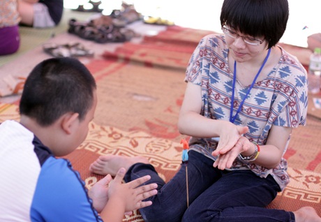 Say sưa nặn tò he từ bột gạo.