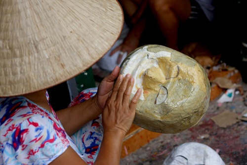 Ông lão 30 năm sống nhờ... Chí Phèo, Thị Nở - 3 Vợ ông Hòa luôn là người đồng hành cùng ông trong mọi công đoạn sản xuất mặt nạ giấy