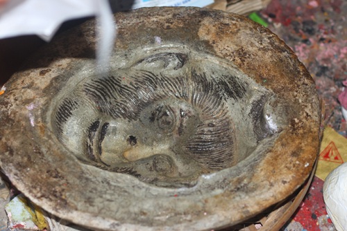 Ông lão 30 năm sống nhờ... Chí Phèo, Thị Nở - 4 Vợ ông Hòa luôn là người đồng hành cùng ông trong mọi công đoạn sản xuất mặt nạ giấy