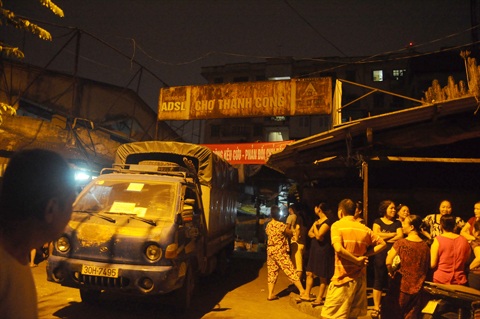 Hà Nội: Tiểu thương tập trung trong đêm phản đối xây trung tâm thương mại - 4 Các hộ kinh doanh treo băng rôn lên cổng chợ để phản đối chủ đầu tư