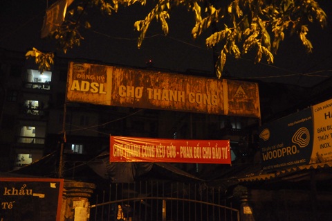 Hà Nội: Tiểu thương tập trung trong đêm phản đối xây trung tâm thương mại - 3 Các hộ kinh doanh treo băng rôn lên cổng chợ để phản đối chủ đầu tư