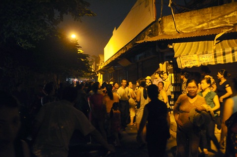 Hà Nội: Tiểu thương tập trung trong đêm phản đối xây trung tâm thương mại - 5 Các hộ kinh doanh treo băng rôn lên cổng chợ để phản đối chủ đầu tư