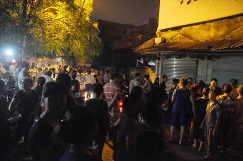 Hà Nội: Tiểu thương tập trung trong đêm phản đối xây trung tâm thương mại - 2 Các tiểu thương đều phản đối việc xây chợ Thành Công thành TTTM