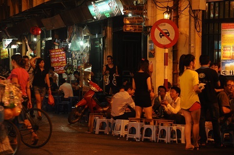 Phố đi bộ Hà Nội: Hàng quán tràn ngập từ vỉa hè đến lòng đường - 2 Phố đi bộ Lương Ngọc Quyến tràn lan hàng quán kinh doanh