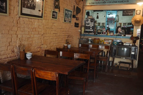 Những chiếc bàn ăn được đặt ngăn nắp 