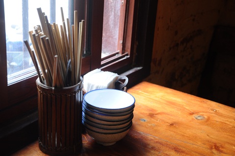 Ông đũa bằng nứa đan, bát men sứ