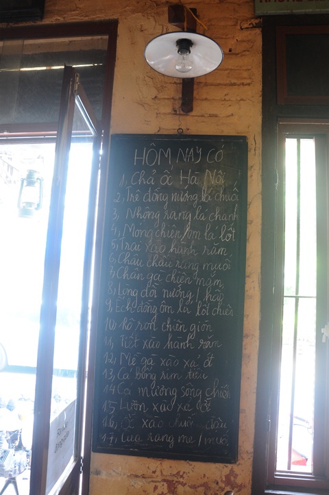 Thực đơn được viết bằng phấn lên bảng như thời bao cấp