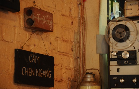 Biển khuyến cáo mọi người phải xếp hàng theo thứ tự