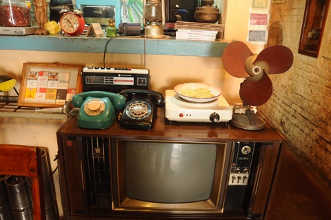 Biển khuyến cáo mọi người phải xếp hàng theo thứ tự