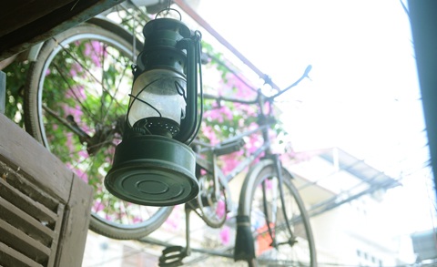 Những vật dụng để trang trí quán đều là đồ dùng cũ gợi nhớ thời kỳ bao cấp 