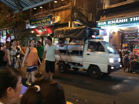 Phố đi bộ Hà Nội: Hàng quán tràn ngập từ vỉa hè đến lòng đường - 5 Việc lấn chiếm vỉa hè, lòng đường gây khó khăn cho tuyến phố đi bộ và mất mĩ quan đô thị