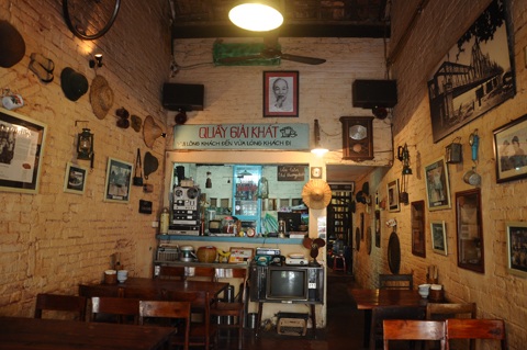 Không gian bên trong quán được bày trí tràn ngập các đồ vật của thời kỳ tem phiếu