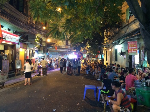 Phố đi bộ Hà Nội: Hàng quán tràn ngập từ vỉa hè đến lòng đường - 3 Các hộ kinh doanh lấn chiếm lòng đường