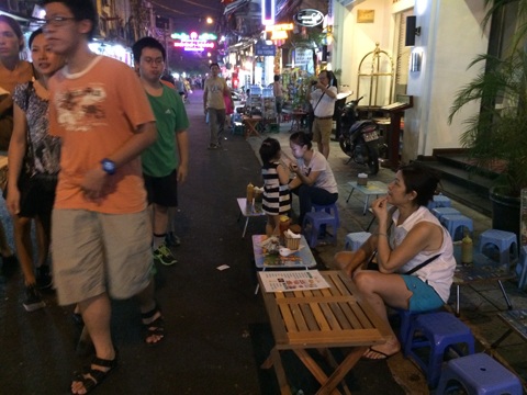 Phố đi bộ Hà Nội: Hàng quán tràn ngập từ vỉa hè đến lòng đường - 4 Việc lấn chiếm vỉa hè, lòng đường gây khó khăn cho tuyến phố đi bộ và mất mĩ quan đô thị