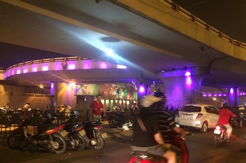 Phố đi bộ Hà Nội: Hàng quán tràn ngập từ vỉa hè đến lòng đường - 1 Phố đi bộ Hà Nội: Hàng quán tràn ngập từ vỉa hè đến lòng đường
