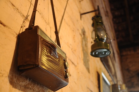 Xe đạp thống nhất, guốc mộc, mũ cối, nón lá và những bức tranh về thời tem phiếu