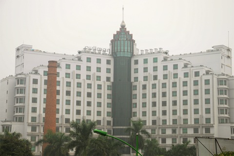 Ngắm "Cột chống trời" từ thời bao cấp còn sót lại trước khách sạn 5 sao - 10 Miệng ống dã được các kỹ sư khi xây dựng khách sạn tu sửa lại