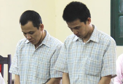 Chọc lốp ô tô chôm 2 tỷ, 2 người nước ngoài thụ án tù - 1