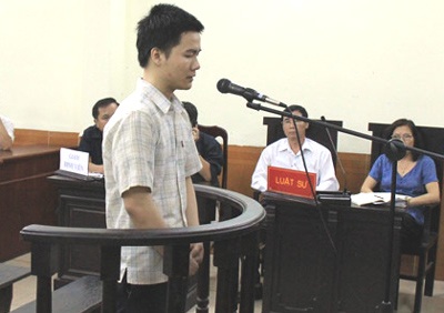 2 năm tù dành cho tài xế “xe điên” cán chết thiếu niên 17 tuổi - 1 2 năm tù dành cho tài xế “xe điên” cán chết thiếu niên 17 tuổi - 1