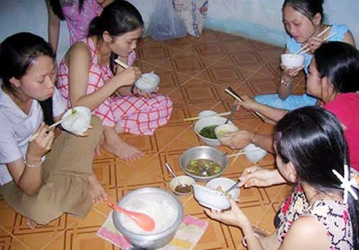 Lương tối thiểu làm người lao động… khó sống - 1 Lương tối thiểu làm người lao động… khó sống - 1