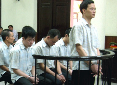 Án tù cho 3 công an xã giết người bằng còng, dùi cui điện - 1 Án tù cho 3 công an xã giết người bằng còng, dùi cui điện - 1