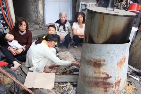 “Thấp thoáng” những nồi bánh chưng nơi góc phố Hà Nội - 5 “Thấp thoáng” những nồi bánh chưng nơi góc phố Hà Nội - 5
