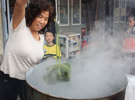 “Thấp thoáng” những nồi bánh chưng nơi góc phố Hà Nội - 7 “Thấp thoáng” những nồi bánh chưng nơi góc phố Hà Nội - 7