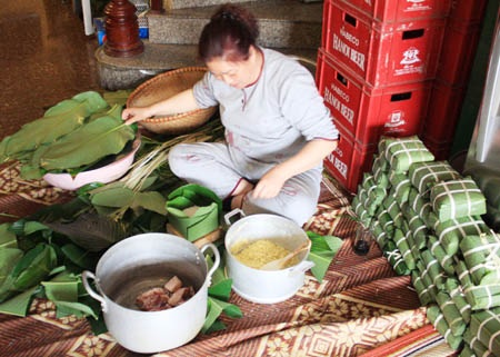 “Thấp thoáng” những nồi bánh chưng nơi góc phố Hà Nội - 8 “Thấp thoáng” những nồi bánh chưng nơi góc phố Hà Nội - 8