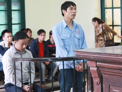 “Câu” chó, ném đá chết người