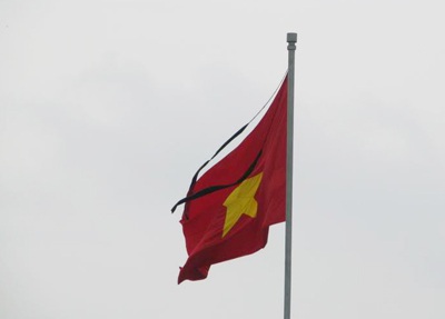 Tổ chức quốc tang - tiêu chí nào về mức độ thiên tai, thảm họa? - 1 Cờ rủ, có dải băng tang được treo trong ngày Quốc tang.