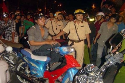 Nhiều vướng mắc khi bàn cách tịch thu xe đua - 1 Nhiều vướng mắc khi bàn cách tịch thu xe đua