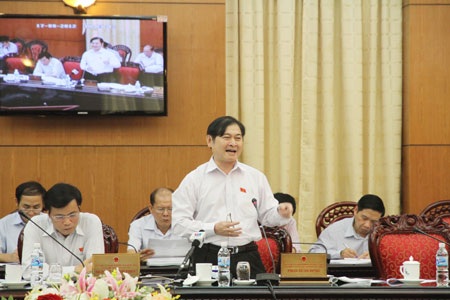 Giá đất “tù mù” làm người dân, nhà nước cùng thiệt - 2 Chủ nhiệm KH-CN&MT Phan Xuân Dũng tham gia phiên thảo luận.