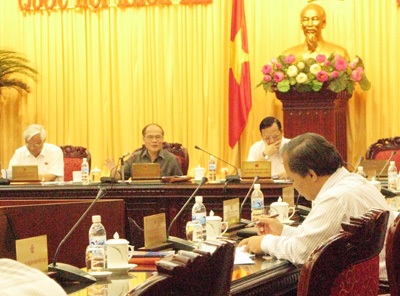 Ngổn ngang nỗi lo cho kịch bản điều hành cuối năm - 1 UB Thường vụ QH thảo luận về tình hình kinh tế xã hội những tháng cuối năm 2012.