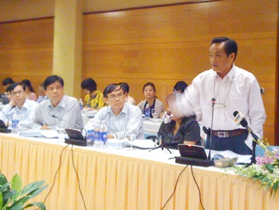 Hạn chế "tự tung tự tác" để chặn tham nhũng đất đai - 1 Đại biểu Trần Du Lịch: Quy định đất đai thuộc sở hữu toàn dân vẫn thường bị... đánh lận.