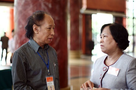 Lương - "miếng bánh nhỏ phải chia công bằng” - 2 Bộ trưởng LĐ-TB&XH trao đổi với Tổng biên tập Dân trí trong giờ nghỉ (ảnh: Việt Hưng).