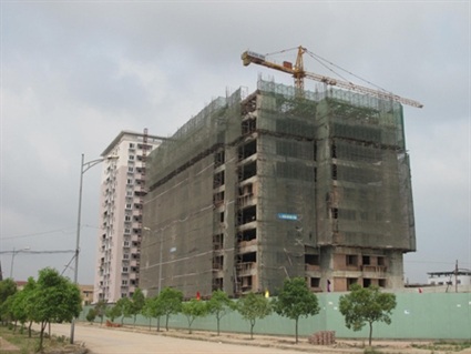Thủ tướng yêu cầu xử lý nợ đọng xây dựng - 1 Những công trình xây dựng dở dang, kéo dài là cái rốn nợ xấu của nền kinh tế.
